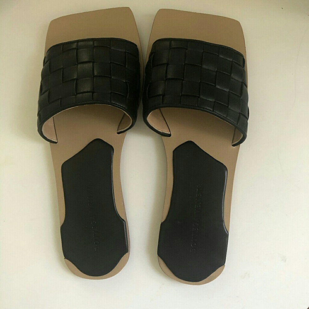 Bottega Veneta flat sandals size 7.5